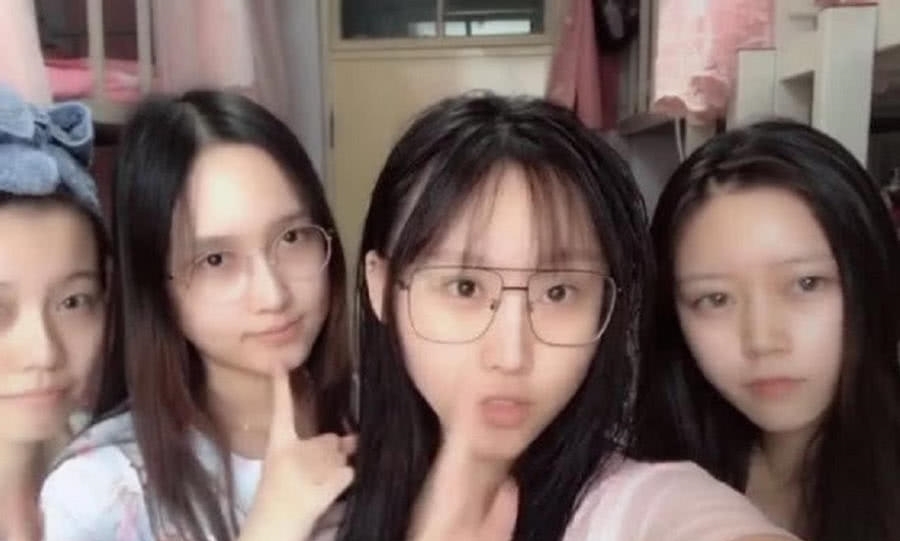女大学生|抖音“最强变脸术”火了,四女化妆后惊艳众人,网友:打扰了