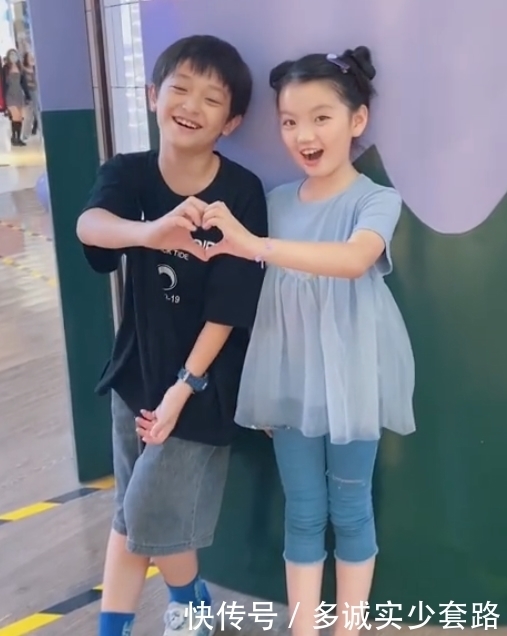 面对镜头|《爸爸4》播出4年了，阿拉蕾李亦航同框庆端午，两人大长腿抢镜