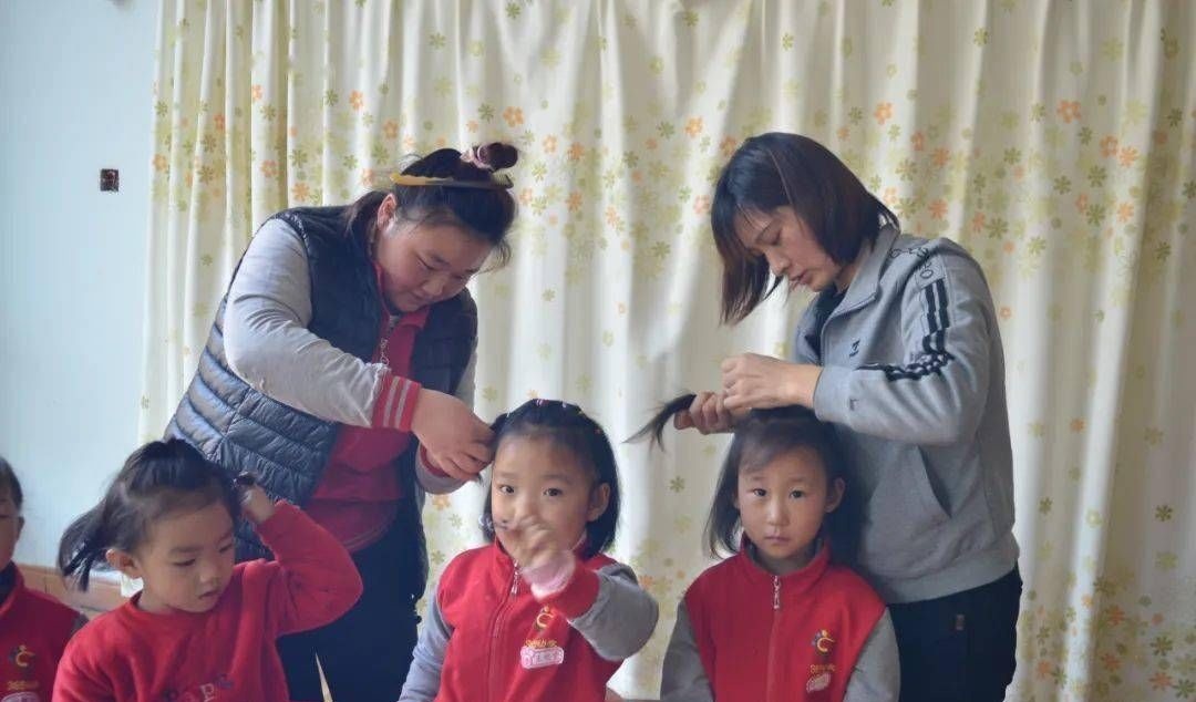 女孩子们|幼儿园午睡起床后，老师和孩子在忙什么？不是在穿衣叠被