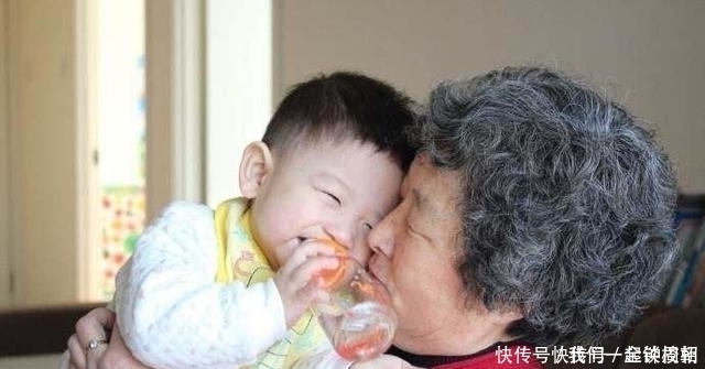 奶粉|宝宝只喝奶奶冲的奶粉，爸爸感觉不对劲，偷偷尝一口后很生气