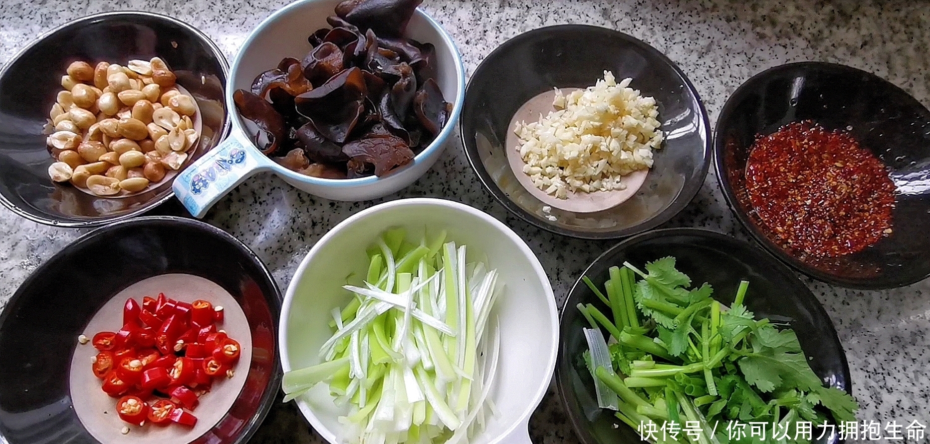 广西人最爱的下酒菜，凉拌猪耳朵，麻辣脆口又下饭，一大盘不够吃