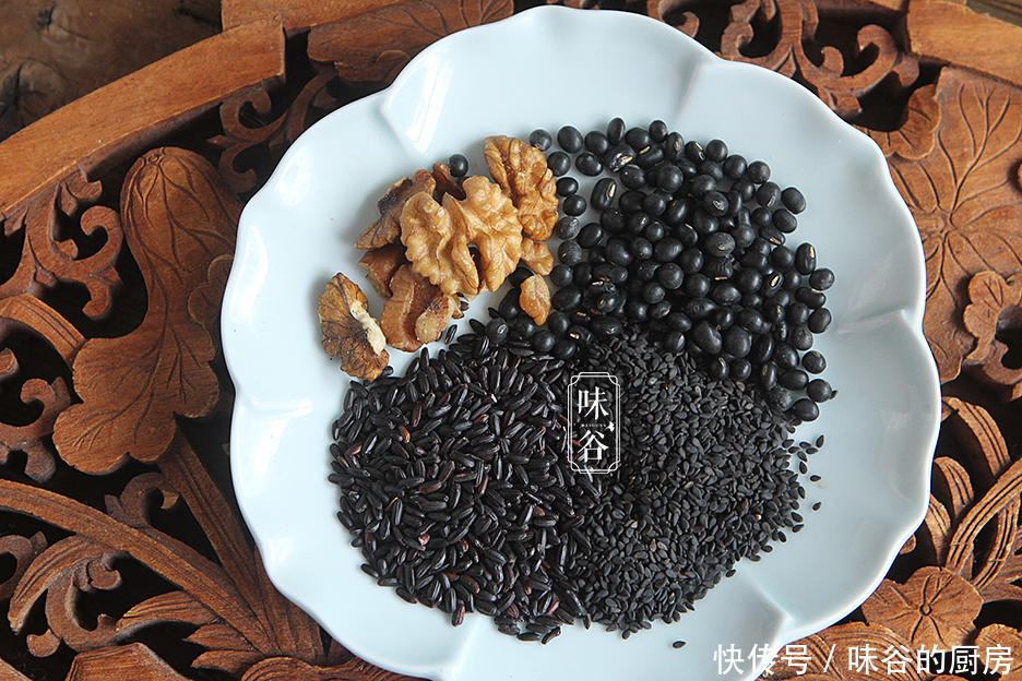 黑米黑豆黑|入冬后,早餐给家人喝此米糊,每天一杯,营养易吸收,养出好身体
