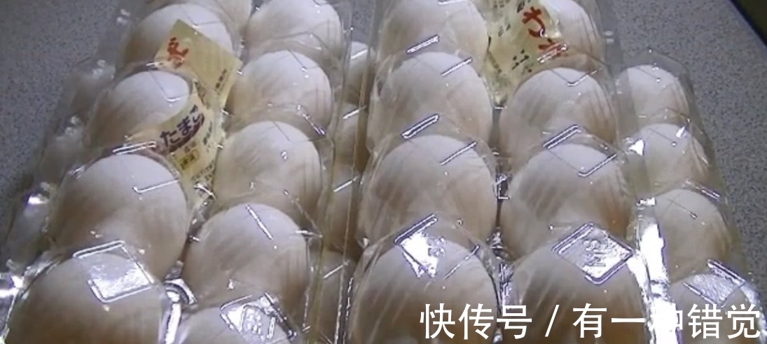 女朋友不会做饭，把五十个蛋黄放进电饭煲里煮，出锅后却是美味