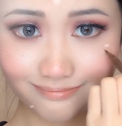 美妆博主仿妆“冰雪公主艾莎”，本以为瞎折腾，结尾