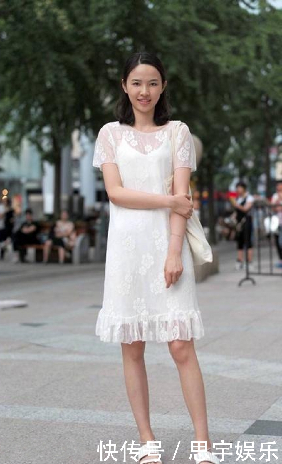 路人街拍,黑色背心搭配牛仔热裤,美丽清纯又凉爽舒适