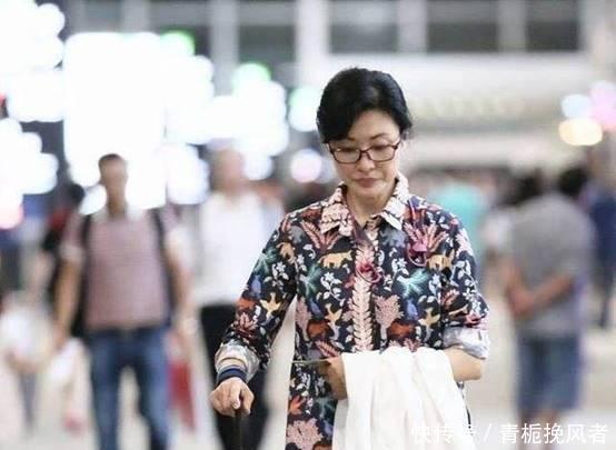 主持人 曾经央视一姐,主持过多次春晚主众人皆知,如今憔悴沦落街头大婶