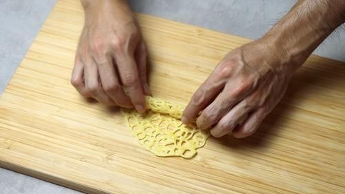 3个鸡蛋1碗面粉,教你做蕾丝蛋卷,咬一口直掉渣,平底锅就能做