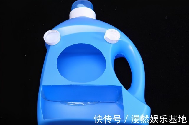 塑料瓶|洗衣液瓶子别扔了，简单改造一下，放在床上，全家人都要抢着用