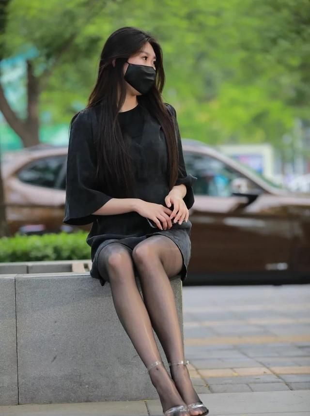 穿连衣裙的美女“火了”，不装嫩不显老，大方优雅