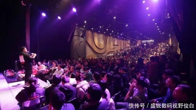 文笔 文笔温柔表演成熟 宋万博“看呐,这人”脱口秀内容喜感不落俗套