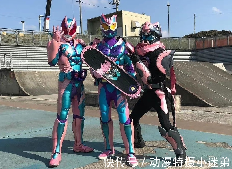 艾克赛德|骑士Live获得胡狼形态,粉色面具加上护目镜,造型超越蜃楼?