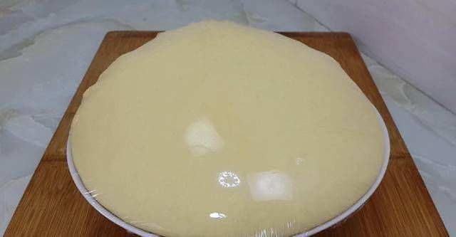 保鲜膜|面包很好吃,有4个鸡蛋,又软又甜,不用烤箱你就能成功