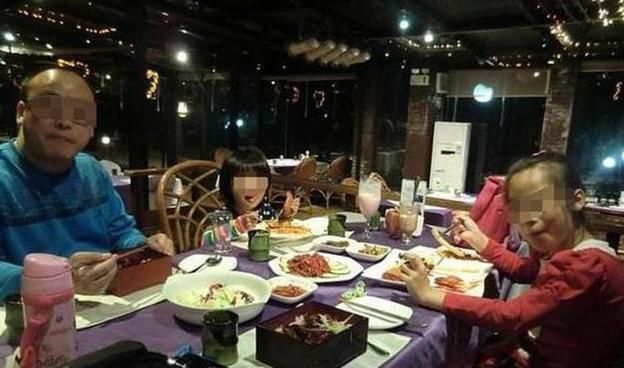 王奶奶|奶奶带着孙子吃自助餐,留下一张桌子就转身去,食堂的处理方式很舒服