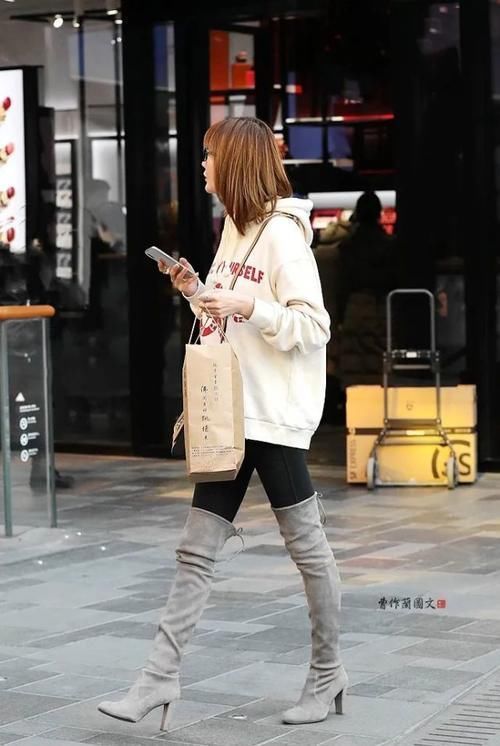 街拍：白色高筒靴美女，穿出冰雪洁净