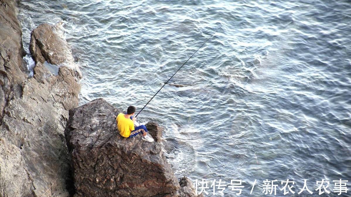 湖南一男子在湘江里野钓，意外收获58斤的大鱼，直接在地上拖着走