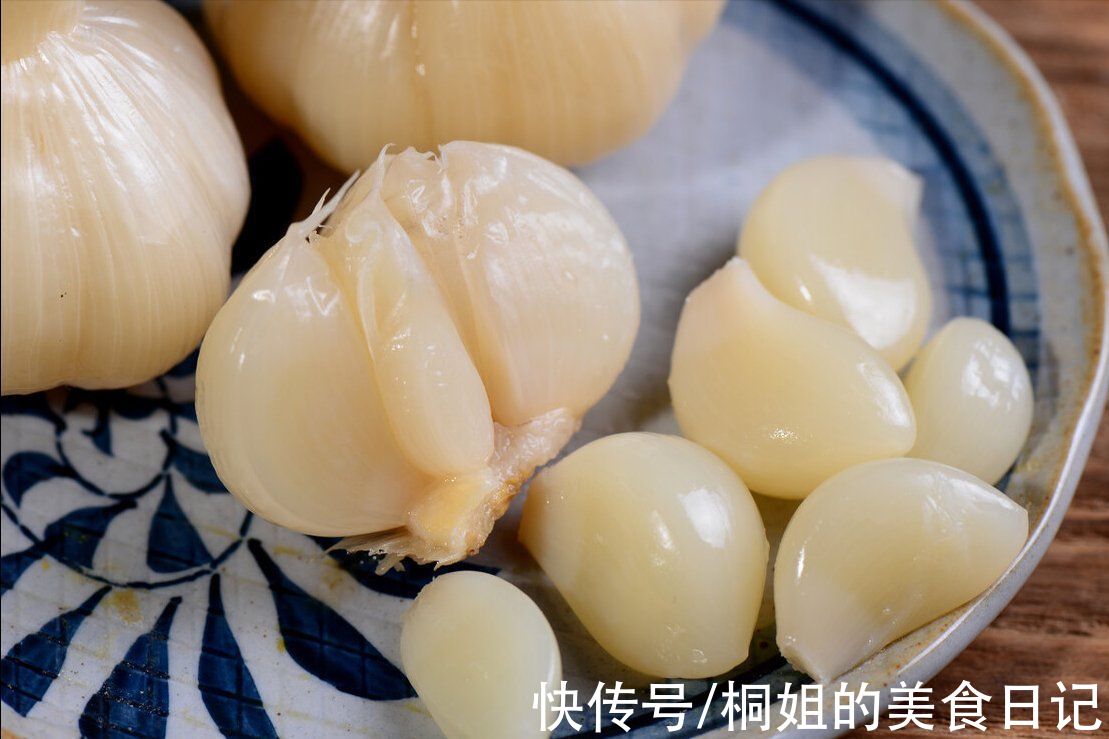 雪碧|往大蒜里倒入雪碧，原来饭店的腌糖蒜这样做，脆甜爽口真解腻