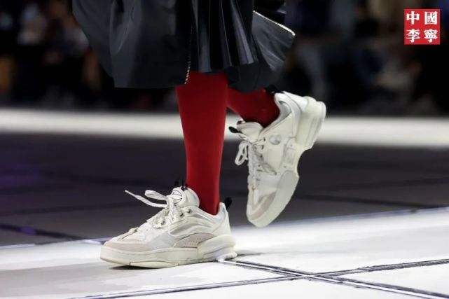 中国李宁2021秋冬潮流发布：悟创吾意，风格呈现