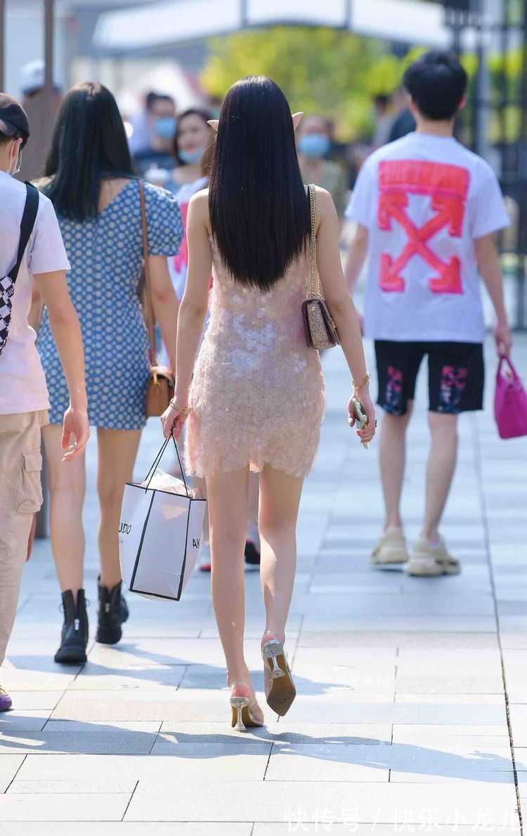 知性 连衣裙知性又俏皮,职业女性那种独有的成熟稳重,更显身材