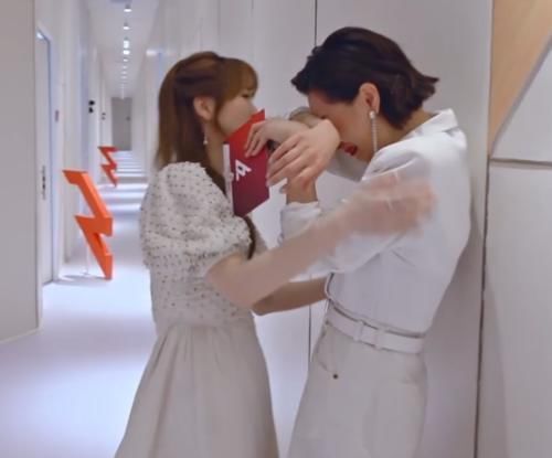 《乘风破浪的姐姐》第一次公演姐姐扎堆哭,黄圣依抹泪,万茜厉害了