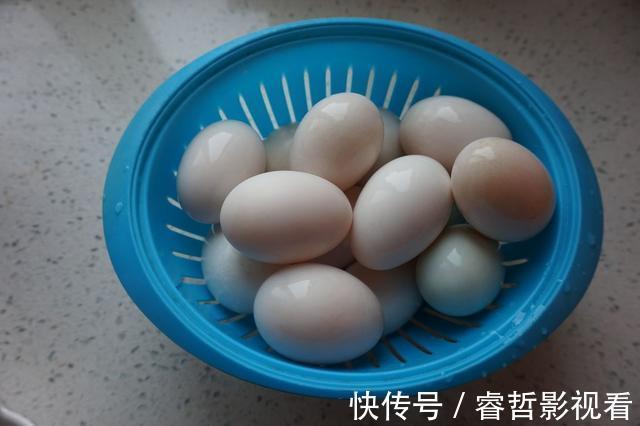 包裹|自制咸鸭蛋想要好吃，偷偷加一点它，蛋黄个个起沙流大油
