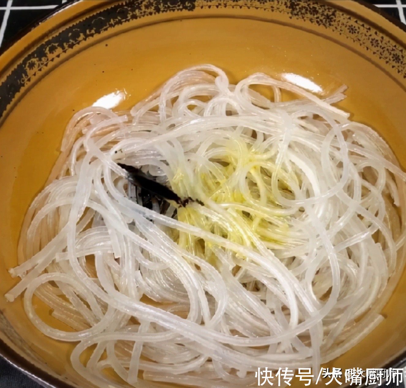 ?做白菜炖粉条，别搞错了顺序，教你3个技巧，做出地道“东北味”