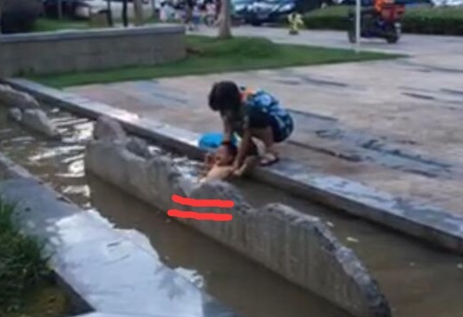 脏水|1岁宝宝被奶奶泡进脏水中,称自己孩子都是这样带大的