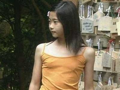 小女生|“最性感”小女生火了!10岁就“早熟”不输成年人,现状让人堪忧