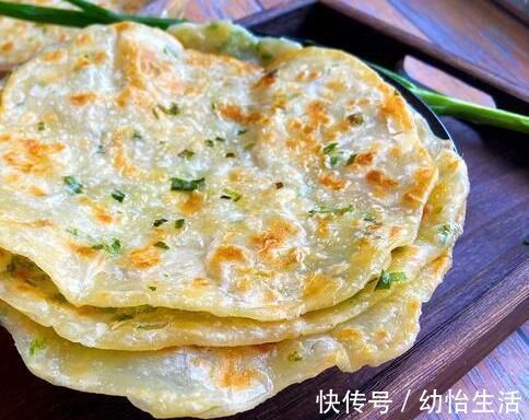 大妈做饼有一手,原来秘诀在面粉里,难怪生意这么好