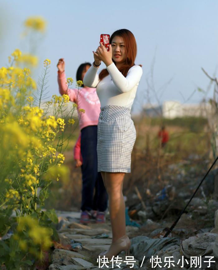 小姐姐这身穿搭,在春天里的花丛也不会缺失独美