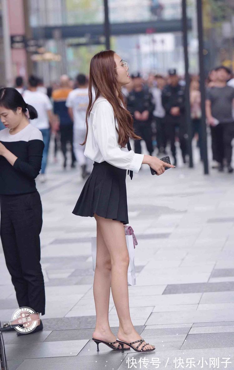 时尚感 好看精致的连衣裙穿出时尚感,玲珑身材尽情展露,时尚新颖