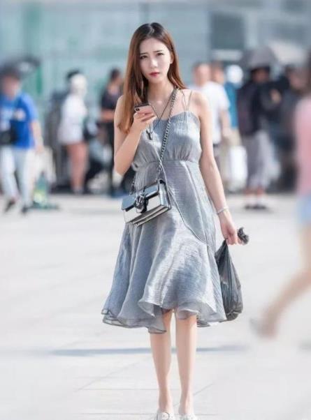 街拍身材出众傲人的小美女,容颜清秀甜美,好美