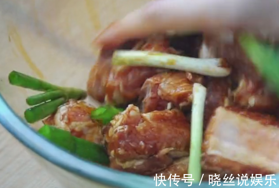 葱段|排骨不要炖土豆了，媳妇给里面倒了一碗面粉，老公不够吃了