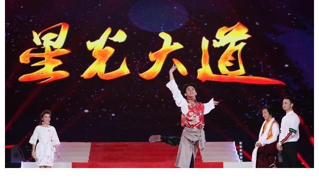 农村大叔用“破烂”表演，评委惊艳：邓紫棋落泪，谢霆锋登台点赞