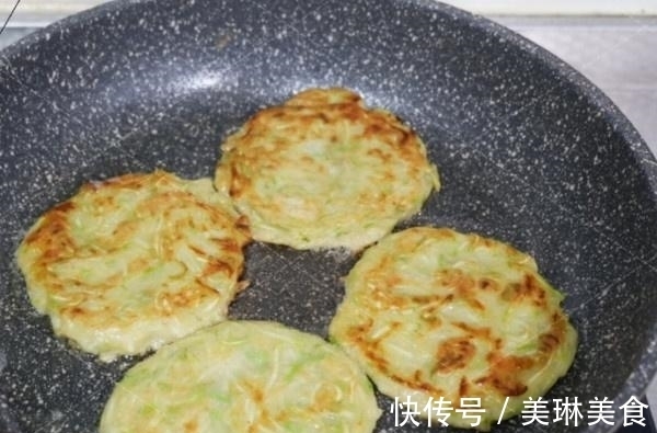 这块小饼当早餐,家人吃1次回味3天,简单好做,成本实惠,好吃