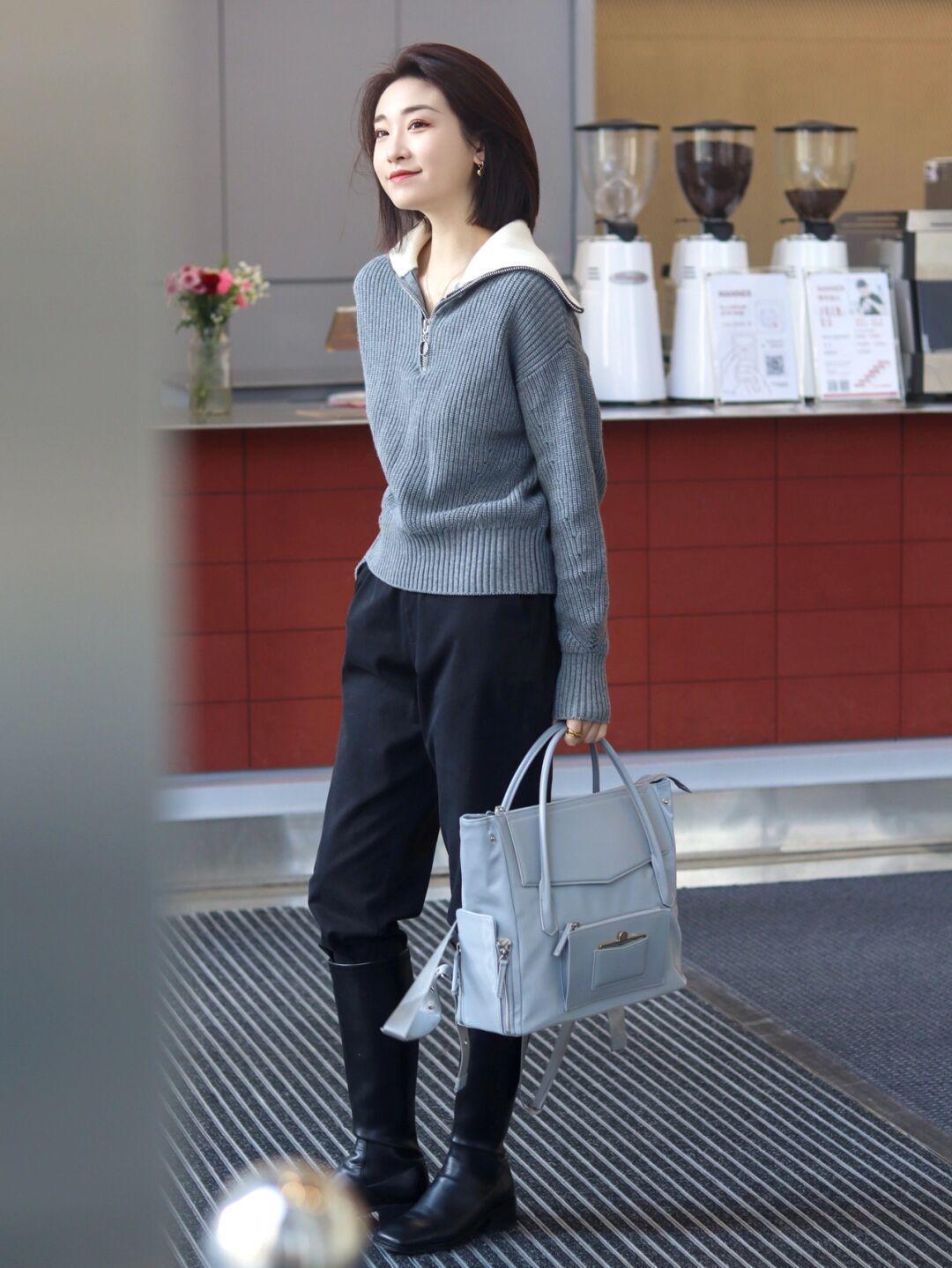 搭配 这才是冬季穿衣的典范,不刻意扮嫩,一件“毛衣”就足够