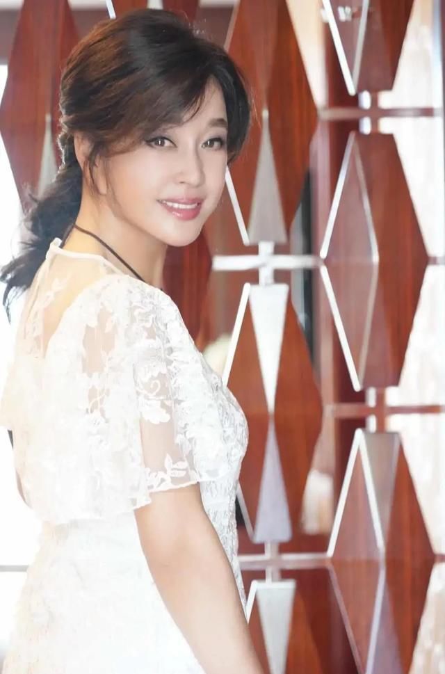 保鲜期#刘晓庆晒书法,“不老女神”师从名家,书法雅致,字如其人