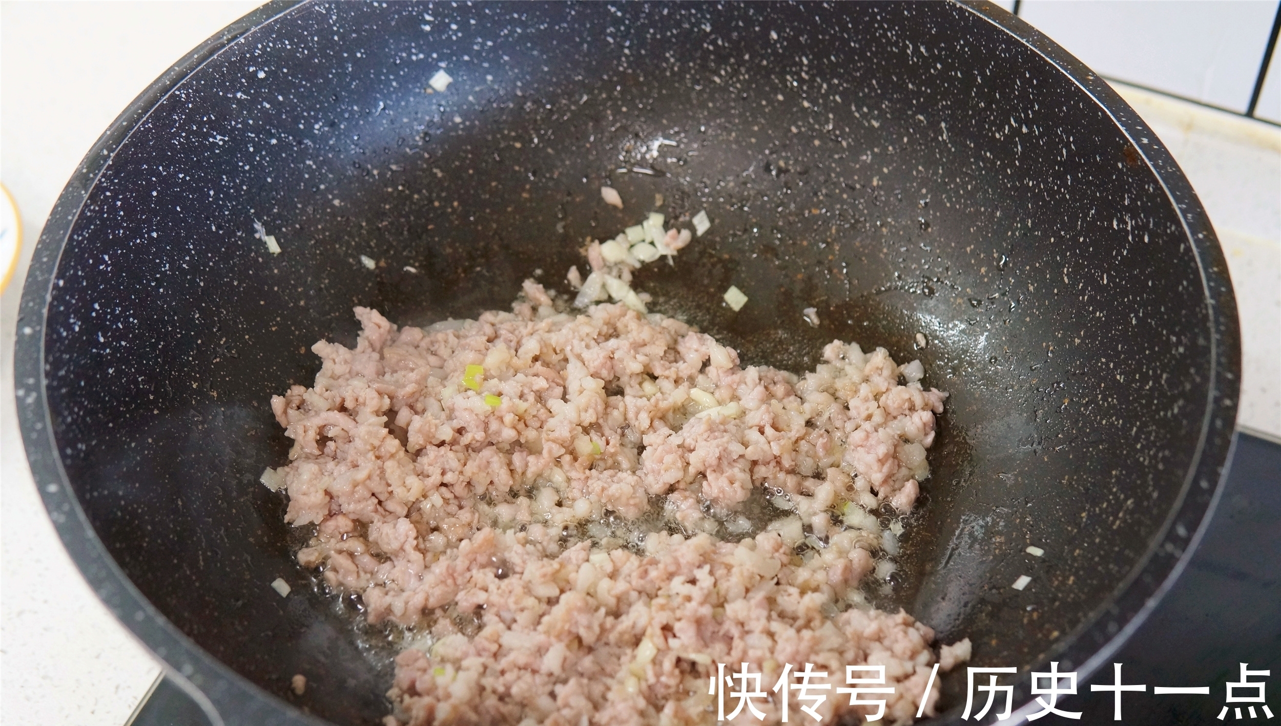 调味料|夏秋换季，土豆的最佳吃法，“贴秋膘”很营养，秋季下饭好菜