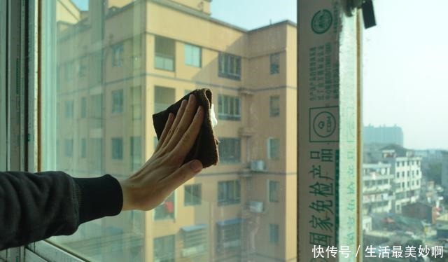擦玻璃别用水了,教你用一秘招,擦完的玻璃光亮如新,方法太棒了!