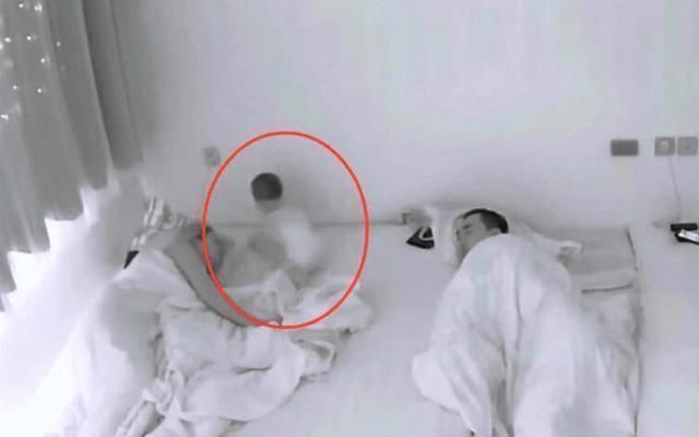 父母|父母熟睡后,监控拍下10个月宝宝天使举动,网友孩子是来报恩的