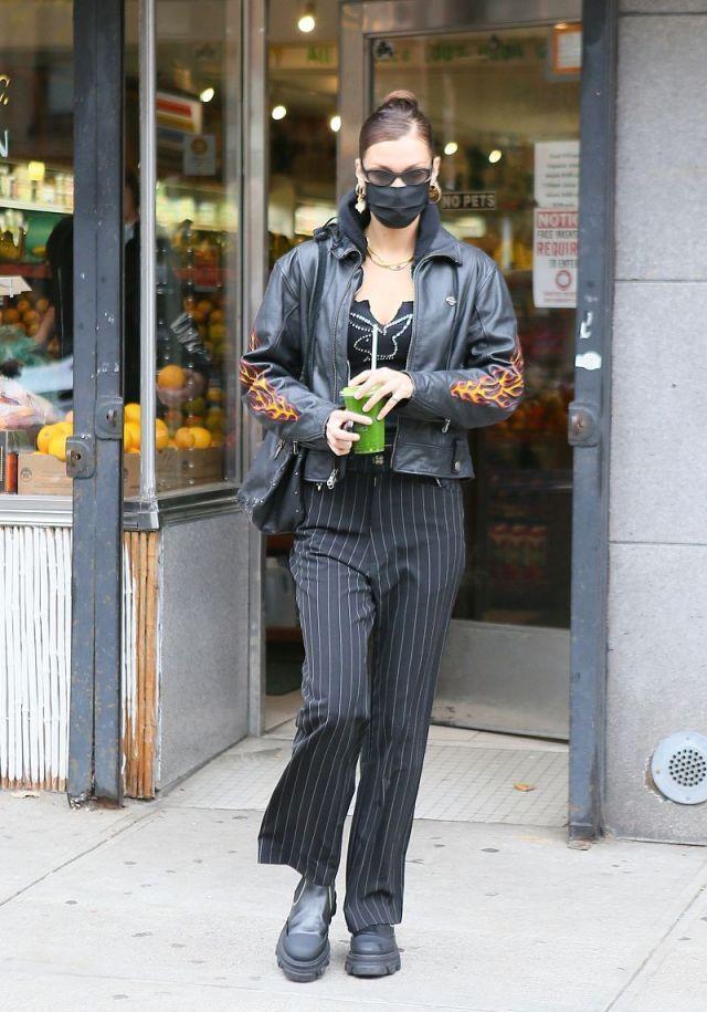 贝拉|贝拉哈迪德穿黑色皮衣搭配黑色条纹裤, 扎丸子头, 又酷又拉风