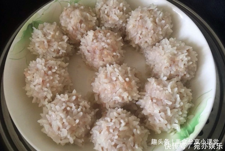 做丸子时,不要再加面粉了!换成此物,丸子香软可口,吃着很细腻