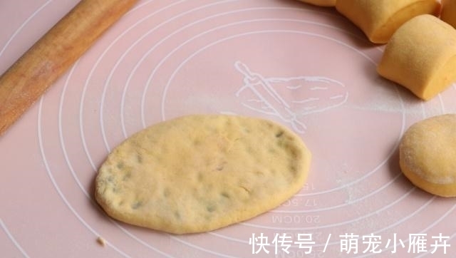 比面包还好吃的豆卷，萝卜和面红豆当馅，软糯可口味道佳