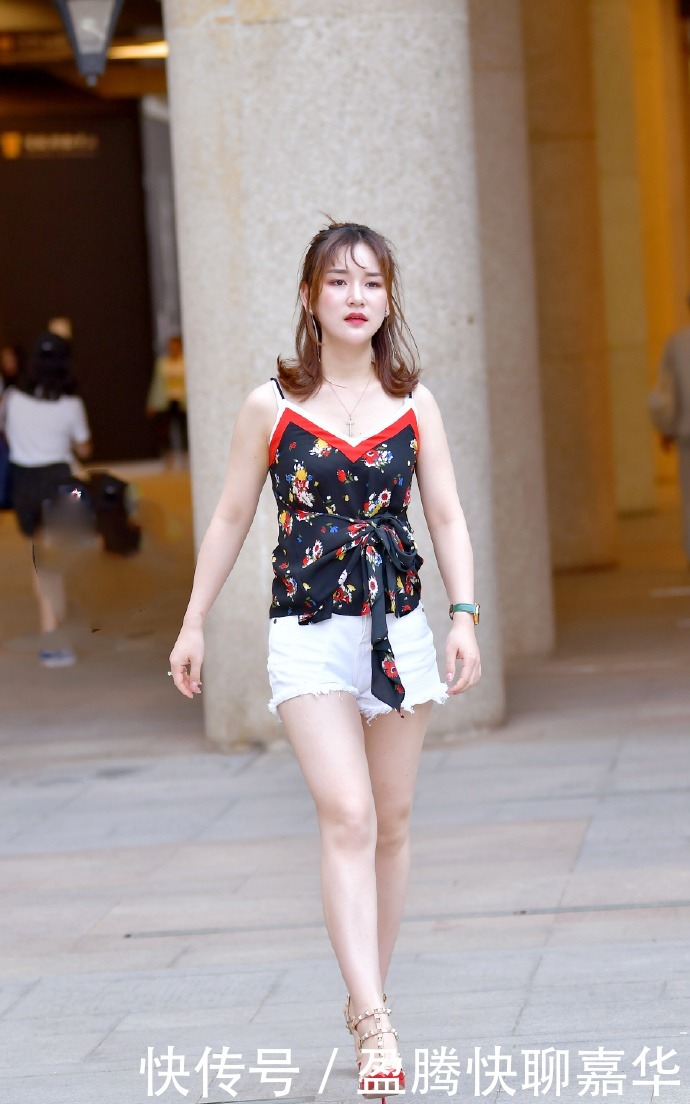 白色|吊带装加上白色的热裤,也是相当的吸睛了