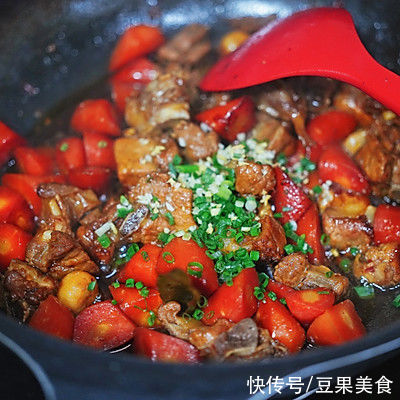 勾魂川味耙糯糯胡萝卜烧排骨