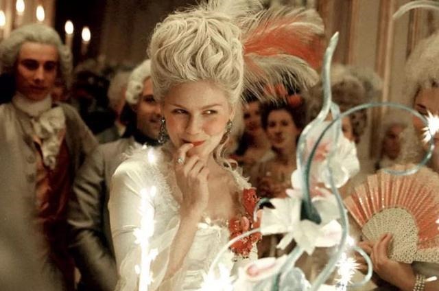 出生|风中的女王出生便登基,一生经历三段婚姻,最终死于堂姐之手