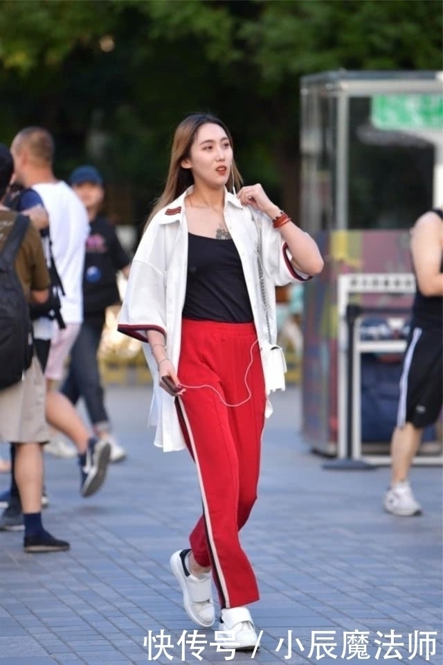 显高|路人街拍,美女白色开衫搭配红色休闲裤,非常的显高