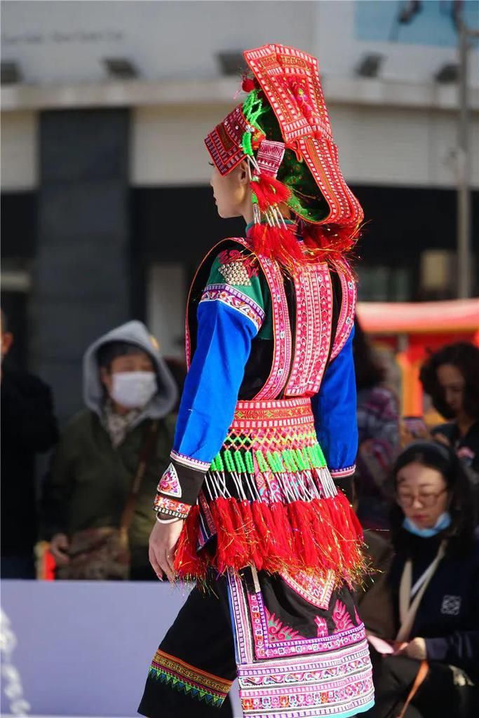 惊艳！彝族刺绣走上T台，石屏民族风炫彩亮相！