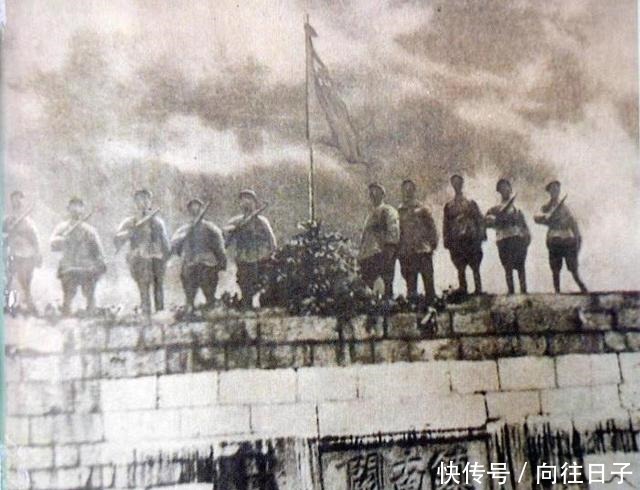 团长|大军冒雨夜行,请求照明,团长严令谁敢点灯,我枪毙谁