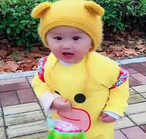 棒棒糖|宝宝上幼儿园，爸爸让他背这个书包，网友：想要同款书包