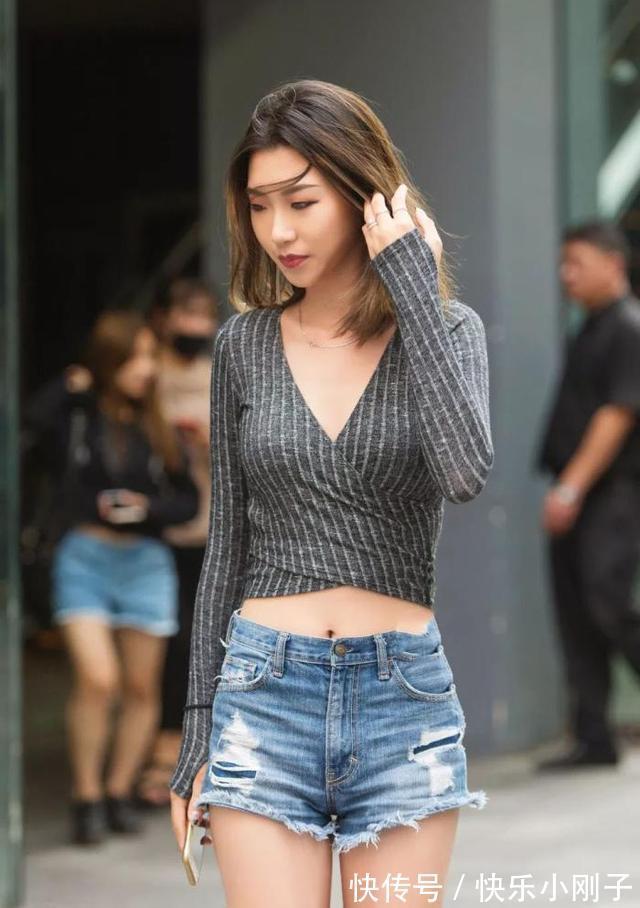 v领 交叉v领条纹衬衫,搭配个性时尚的牛仔裤,舒适又减龄